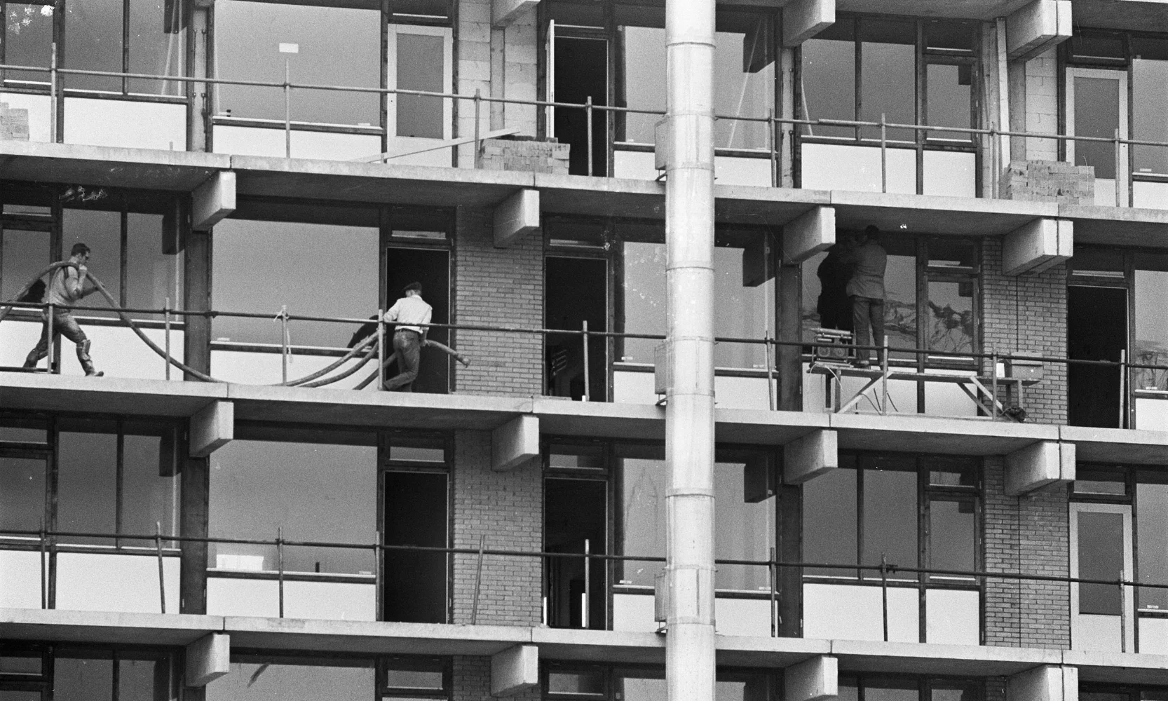 Bijlmermeer._Een_der_vele_viaducten_in_de_Bijlmer,_Bestanddeelnr_921-1379.jpg
