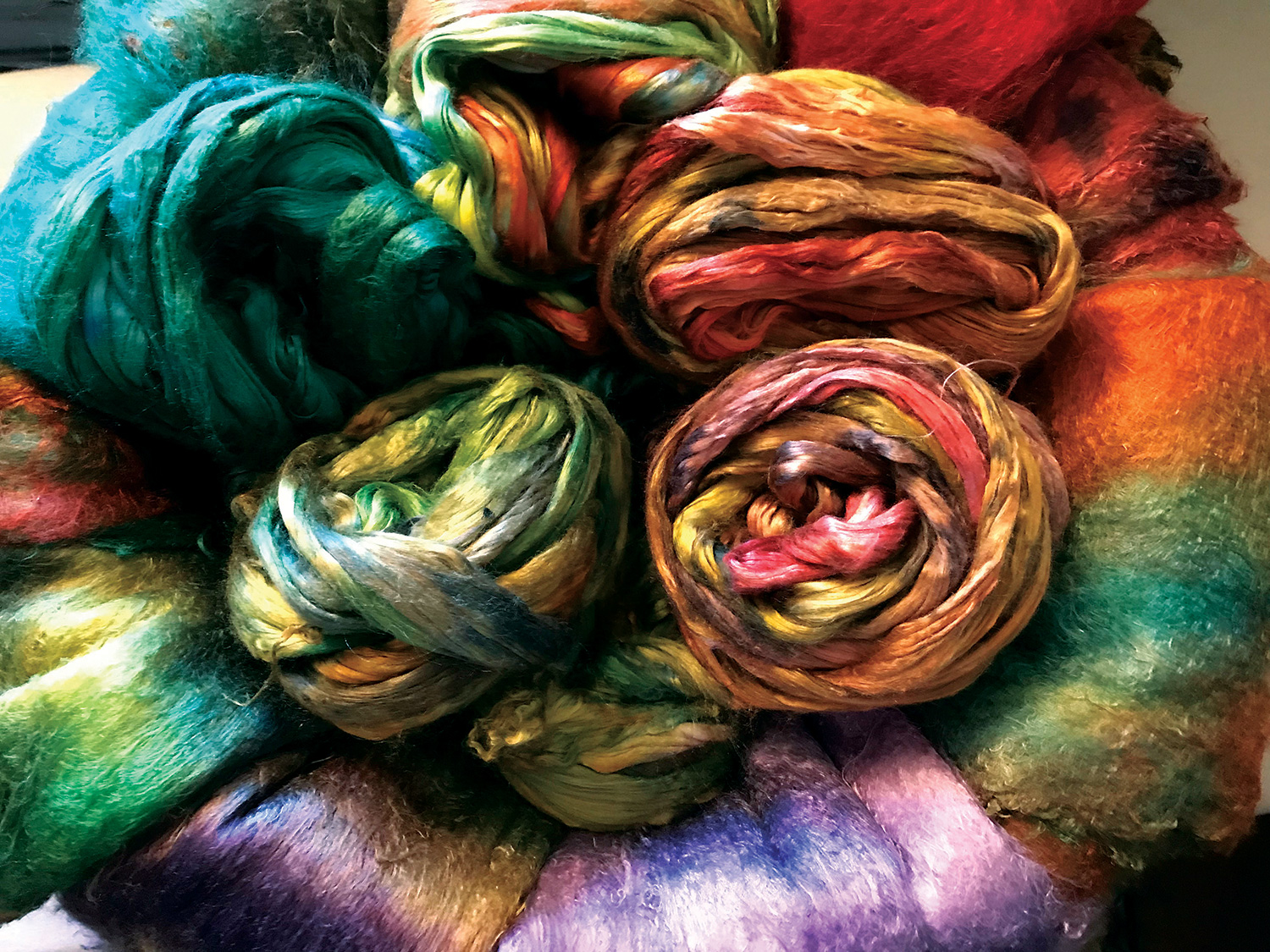 Использование натуральных красителей в создании шарфов и шапок