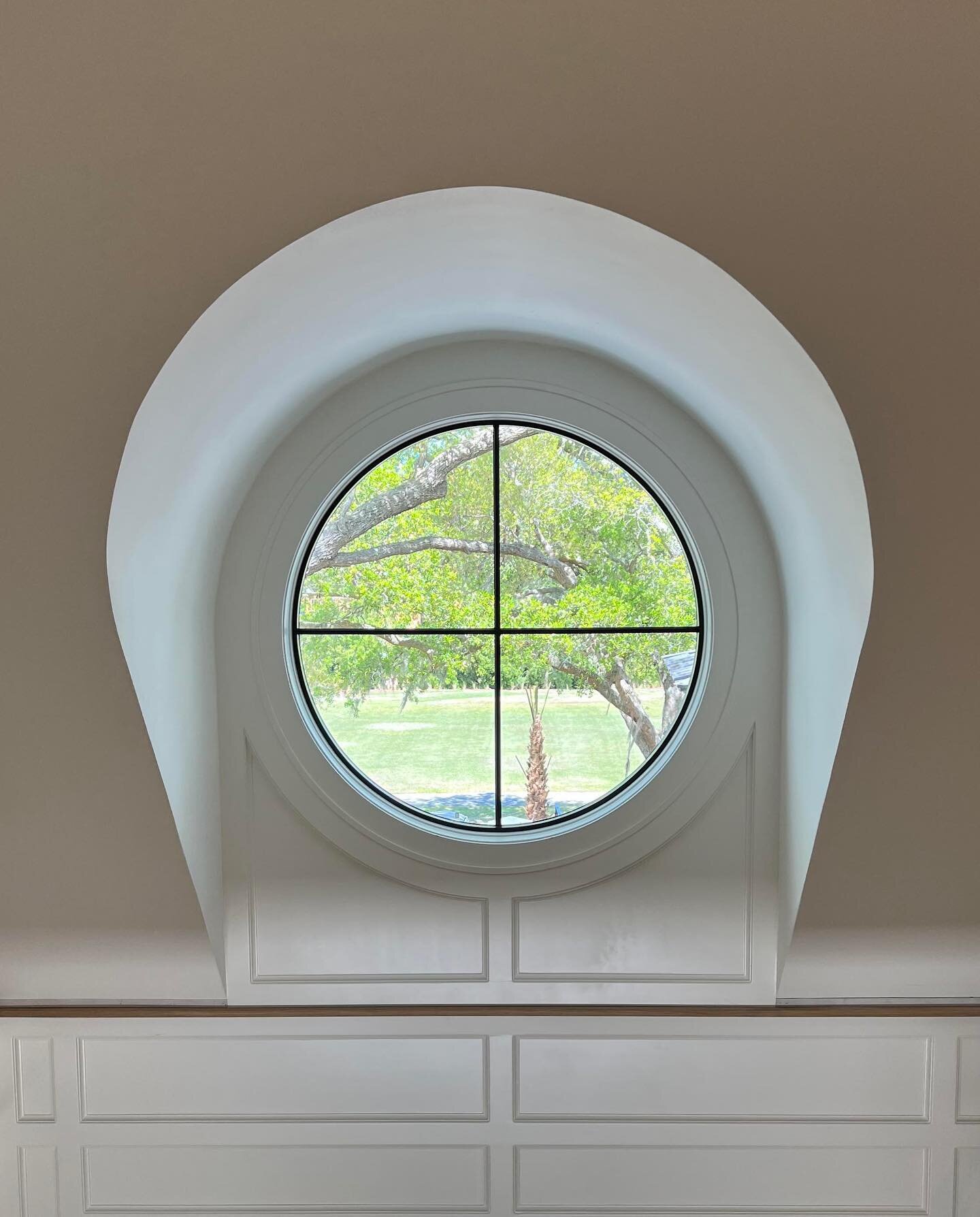 A detail from our latest in Kiawah Island's Ocean Park ☀️

#mcdonaldarchitects #kiawahislandarchitecture #charlestonschomes #kiawahislandhomes #charlestonarchitect #kiawahislandarchitect #oculuswindow #architecturaldetails #naturallight