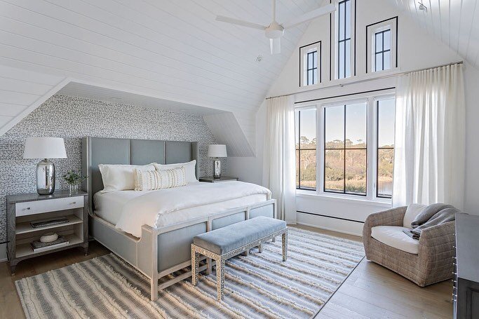 An expansive vaulted ceiling + cozy custom alcove = the best of both worlds for this Kiawah Island-set bedroom

@margaretdonaldsoninteriors
@bennettmcluen
@julialynnphotography 

#mcdonaldarchitects #customhome #coastalarchitecture #lowcountryhome #k