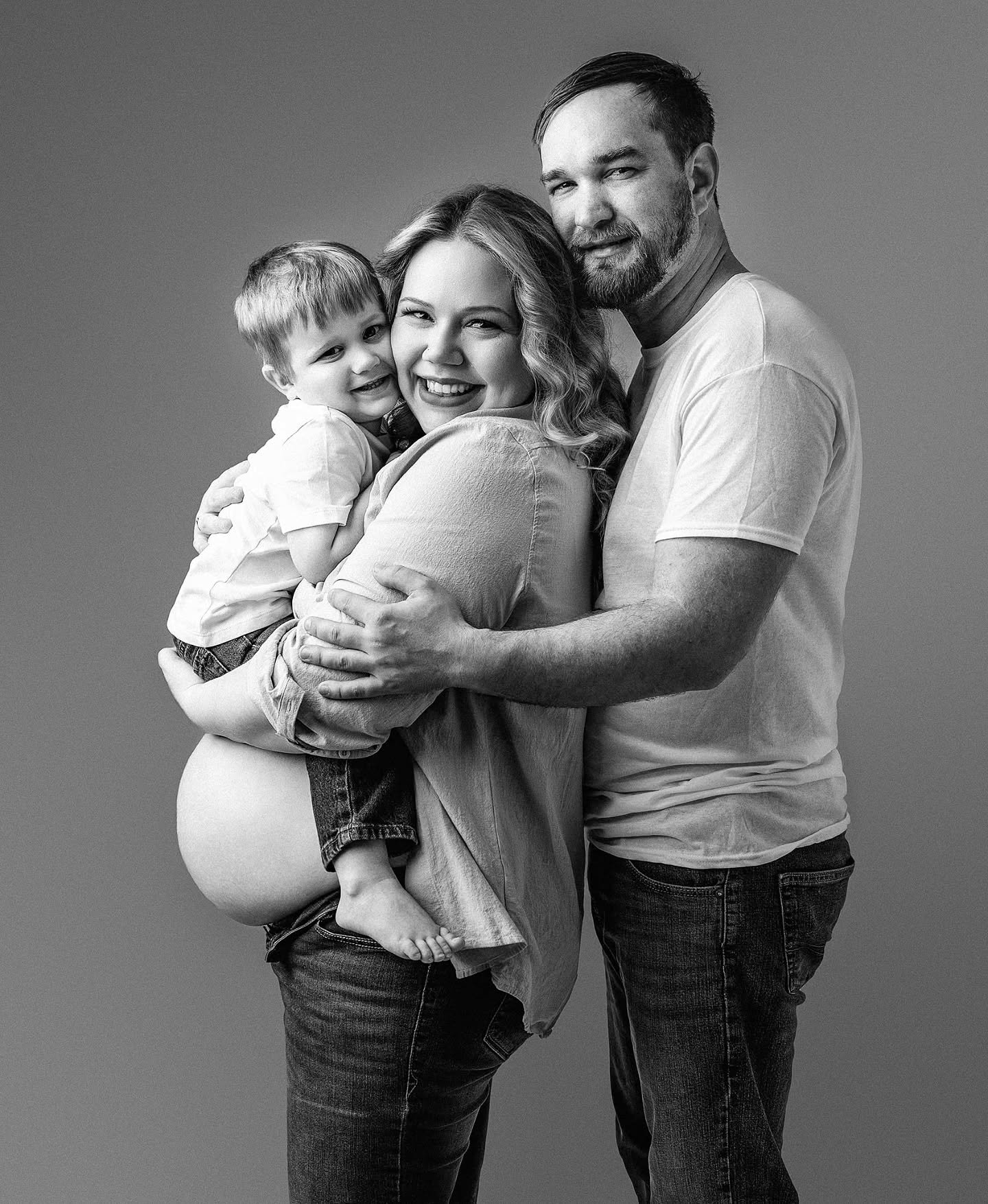 How much love can you capture in a single photo? ❤️❤️❤️ I had such a wonderful time with this lovely family as they returned for their second maternity session! I can&rsquo;t wait to meet their little girl!
.
#houstonphotographers #houstonmaternityph