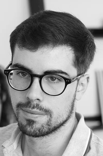 Alexandre Lança passe son adolescence au Portugal, puis s'installe à Paris pour y poursuivre des études en cinéma. Un loft au Paradis est son film de fin d'études : il est sélectionné et primé dans divers festivals internationaux (BIFFF, Strasbourg, Nocturna Madrid), et diffusé sur TV5 Monde et Ciné +.