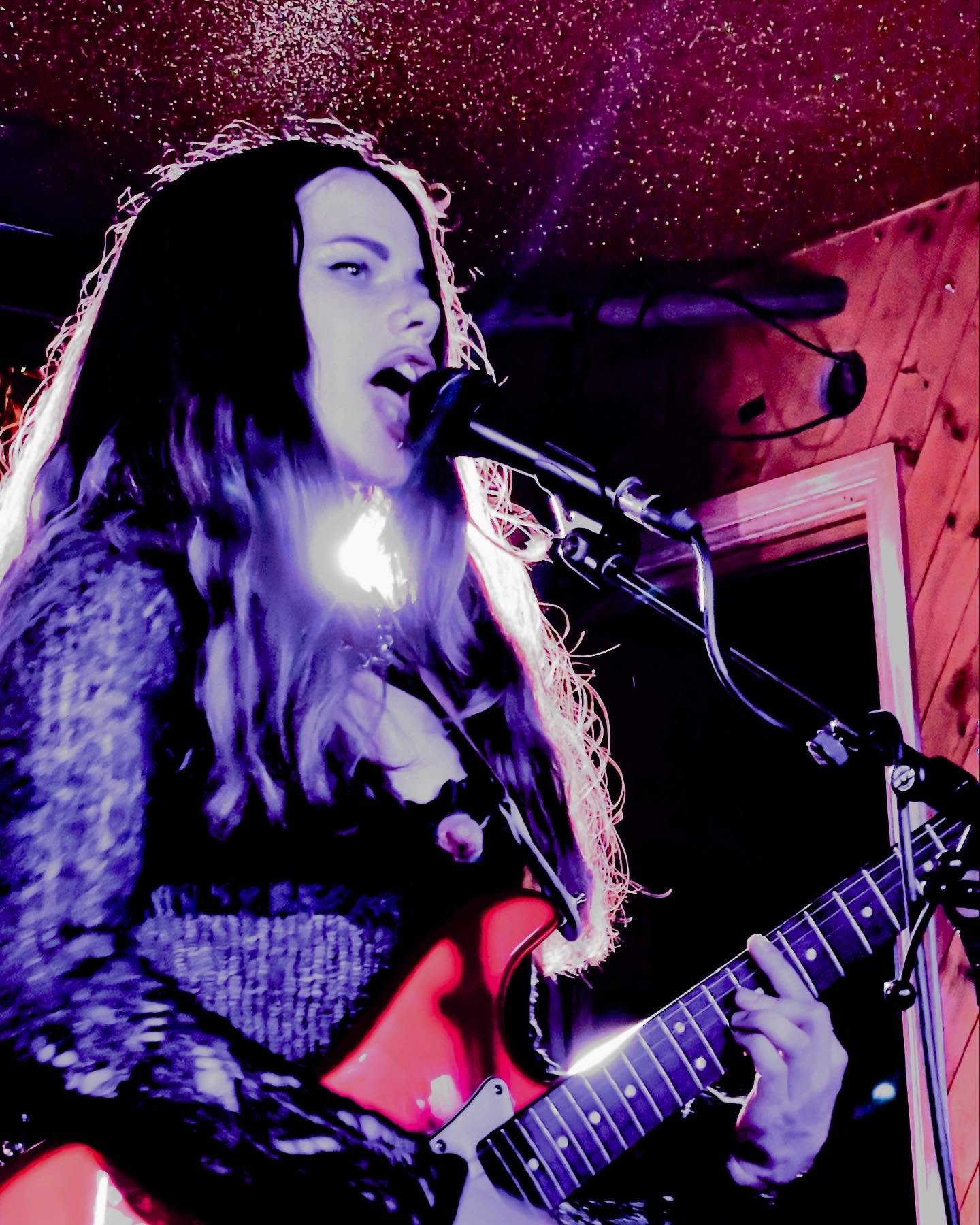 Powerful set from @freakslug and band. Blowing out big candles down at sold out @mothclub last night 😎✊🏼