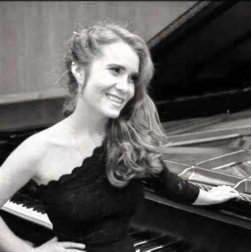 Emily Hayes - piano Emily Hayes began studying classical piano at age 5, and she had her debut performance at age thirteen with the Northstate Symphony. Emily has over 8 years of private teaching experience and enjoys sharing her love of music with students of all ages and skill levels. When not teaching, Emily continues to focus on furthering her own musical education. She is currently completing her BM in piano performance at USC's Thornton School of Music under the instruction of Vice Dean of Classical Performance and Composition, Dr. Lucinda Carver.