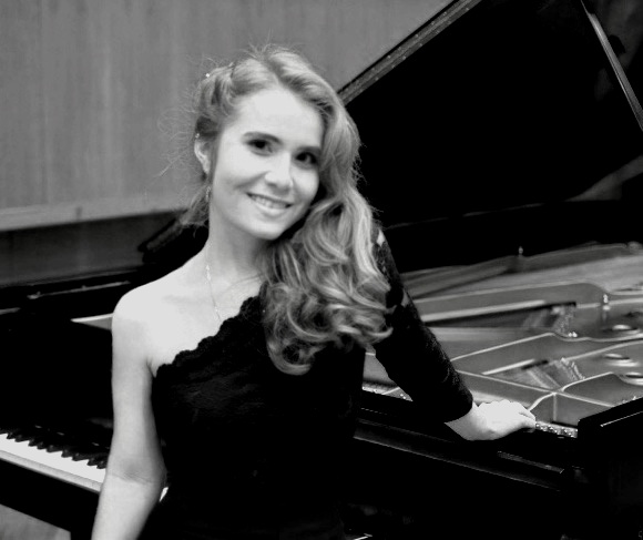 Emily Hayes - Piano Emily Hayes began studying classical piano at age 5, and she had her piano concerto debut performance at age thirteen with the Northstate Symphony. Emily has over 9 years of private teaching experience and enjoys sharing her love of music through teaching. When not teaching, Emily continues to focus on furthering her own musical education. She earned her BM in piano performance at USC's Thornton School of Music under the instruction of Vice Dean of Classical Performance and Composition, Dr. Lucinda Carver, and she is currently pursuing her Master of Music degree in piano performance there as well.
