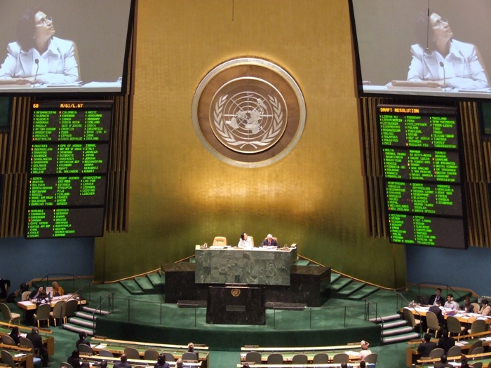 The UN votes to adopt the Declaration on the Rights of Indigenous Peoples, Sep. 13, 2007. Photo: Stefan Disko.