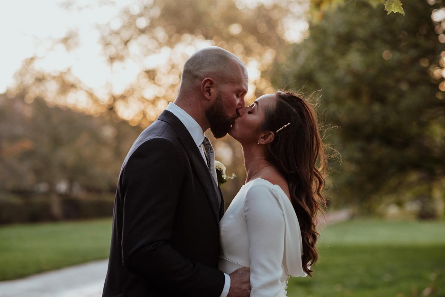 One more of these cool kids! The lovely @danielleesslemont and @al_oakhurstarb looking incredibly loved up in Regents Park after their mini, covid adapted ceremony at Marylebone town hall. We caught the autumnal golden light right before it dipped do