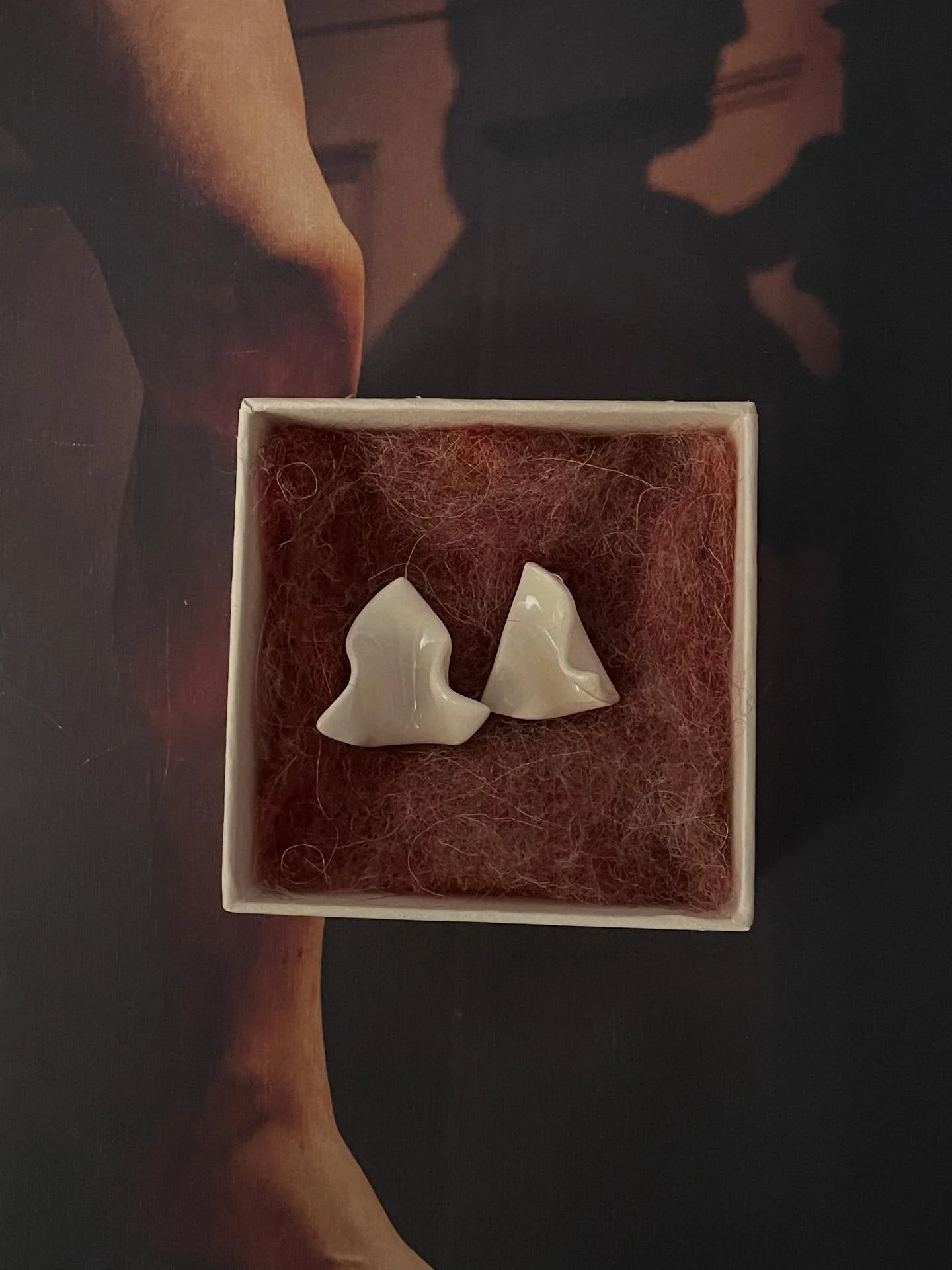 The beginning. My first jewellery pieces ~ permanent collection.
A few pieces for prompt delivery available on the website [link in Bio]
.
.
.
.
#ceramicjewelry #handmadeceramics #uniqueceramics #oneofakind #wearableobjects