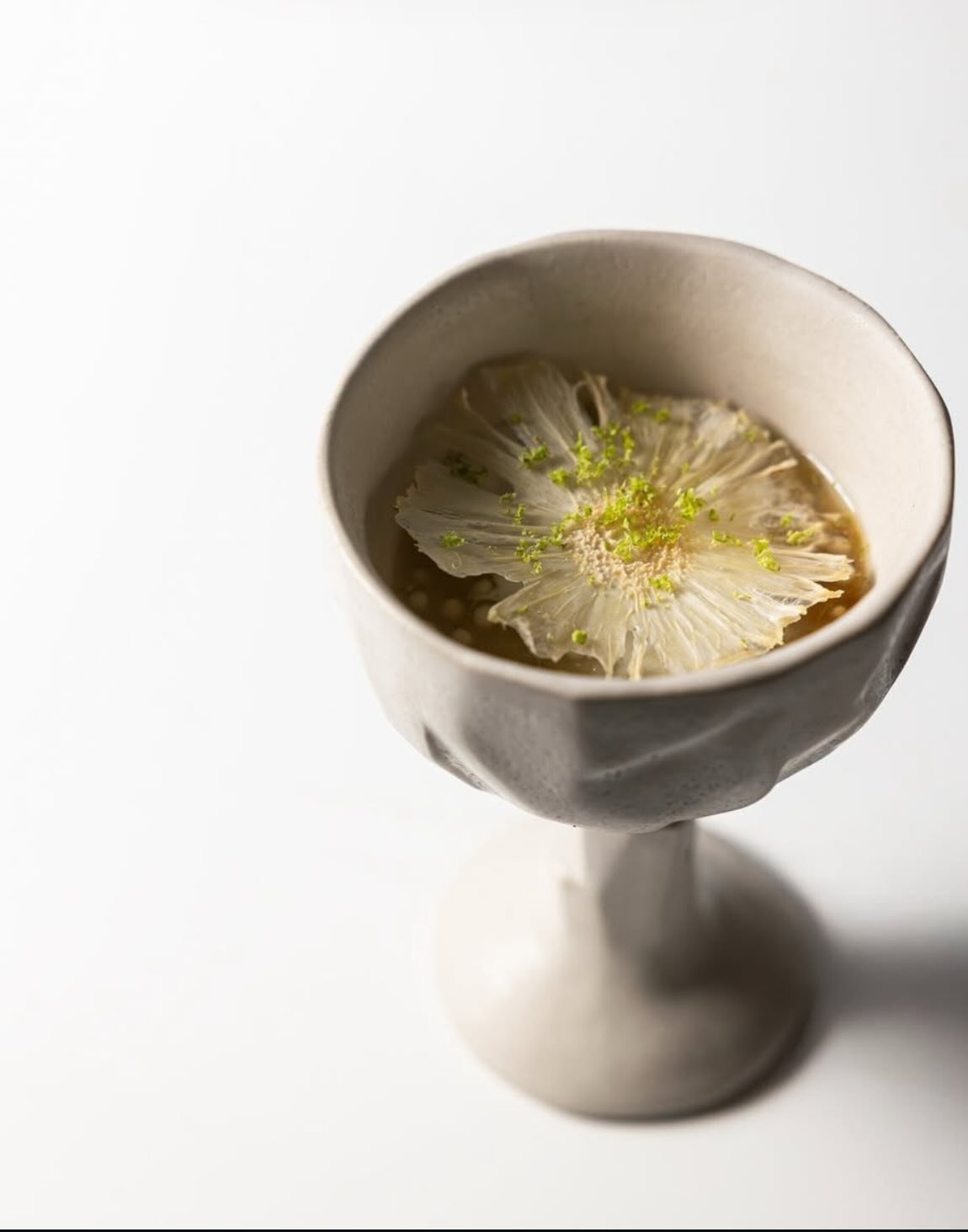 a mix of images 🫶🏼
1. The Gobblet I made for @manimanioca serving a beautiful and delicious dessert 
2. Always been in love with the Nerikomi technique 
3. Tapioca for breakfast 
4. The shape of these trees 🫶🏼 (here in Cascais) 
5. A beautiful wi