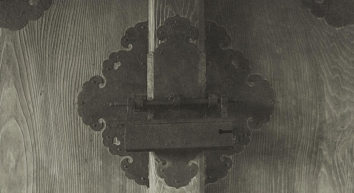  Masuura Yukihito (born in 1963), “Detail of the entrance portal of the main pavilion at Izumo Ōyashiro”, 2008. Photographic print on Echizen paper. MC 2020-50. Don Masuura Yukihito, 2020. © Paris Museums / Musée Cernuschi 