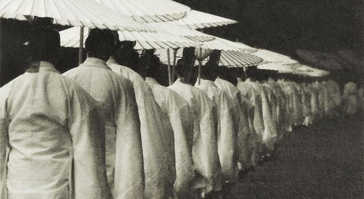  Masuura Yukihito (born in 1963), “The procession during the Kannamesai ceremony” (detail), October 15, 2013. Photographic print on Echizen paper. MC 2020-54. Don Masuura Yukihito, 2020. © Paris Museums / Musée Cernuschi 