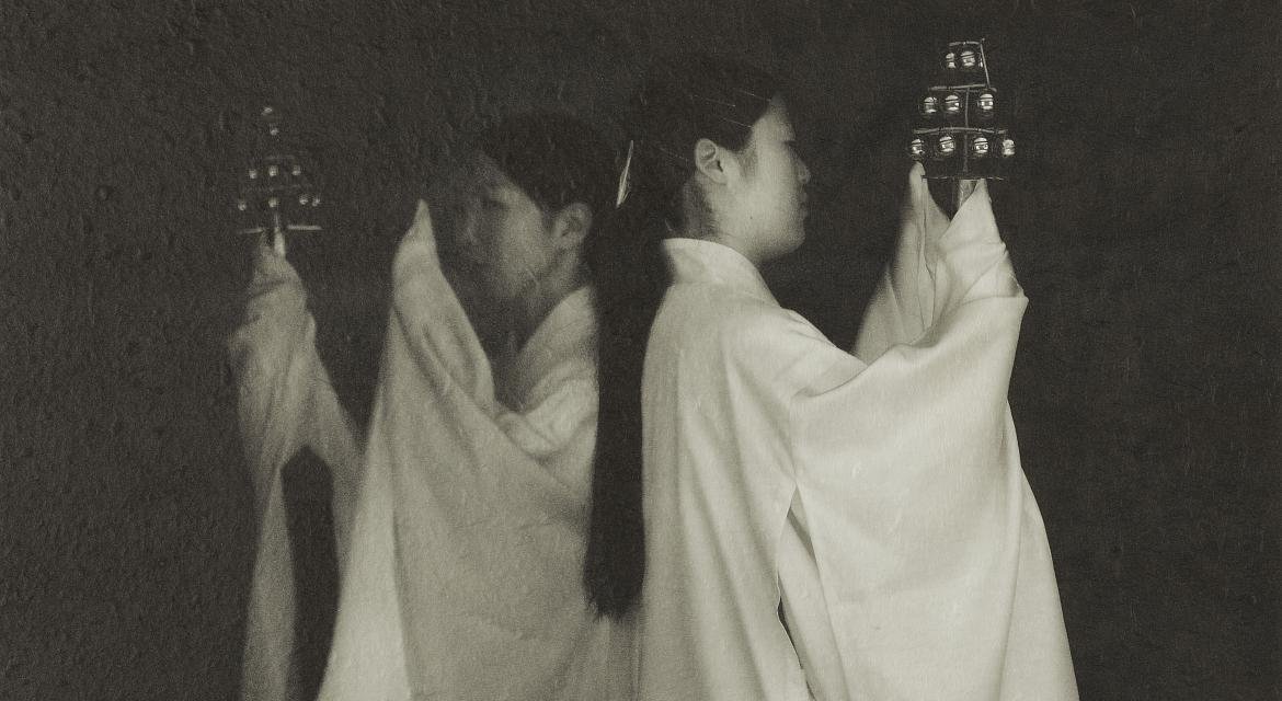  Masuura Yukihito (born in 1963), “Young assistants (mike) in ceremonial dress” (detail), May 14, 2013. Photographic print on Echizen paper. MC 2020-60. Don Masuura Yukihito, 2020. © Paris Museums / Musée Cernuschi 