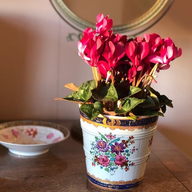 Restocking the &ldquo;shelves&rdquo; of my website - is it helpful to see items in situ? ... but then I want to keep them 💕
.
.
.
.
#flowervase #chinesearmorial #vintage #vintageinteriors #interiordesign #interiorinspo #cachepot #floral