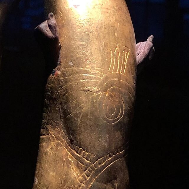 Of all the extraordinary things @tutankhamunlondon this sang - a walking stick adorned with a carving of a bound prisoner (he is upside down signifying full subjugation to the all-conquering king) - the tension in his clenched hands is palpable. .
.
