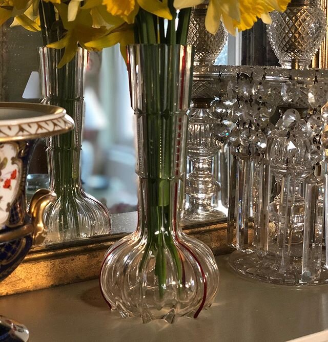 The prettiest Victorian vase with extra cut detail on the collar - fancy. .
.
.
.
#victorian #victorianglass #interiors #interiorstyling #flowers #spring #vase #vintage