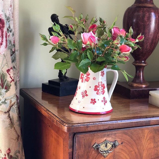Don&rsquo;t feel so bad lopping a wayward branch of a climbing rose if this is what I get ... 💕
.
.
. .
.
#englishflowers #sunshine #englishcountryhouse #interiors #interiorstyling #rose #vintage #upcycle