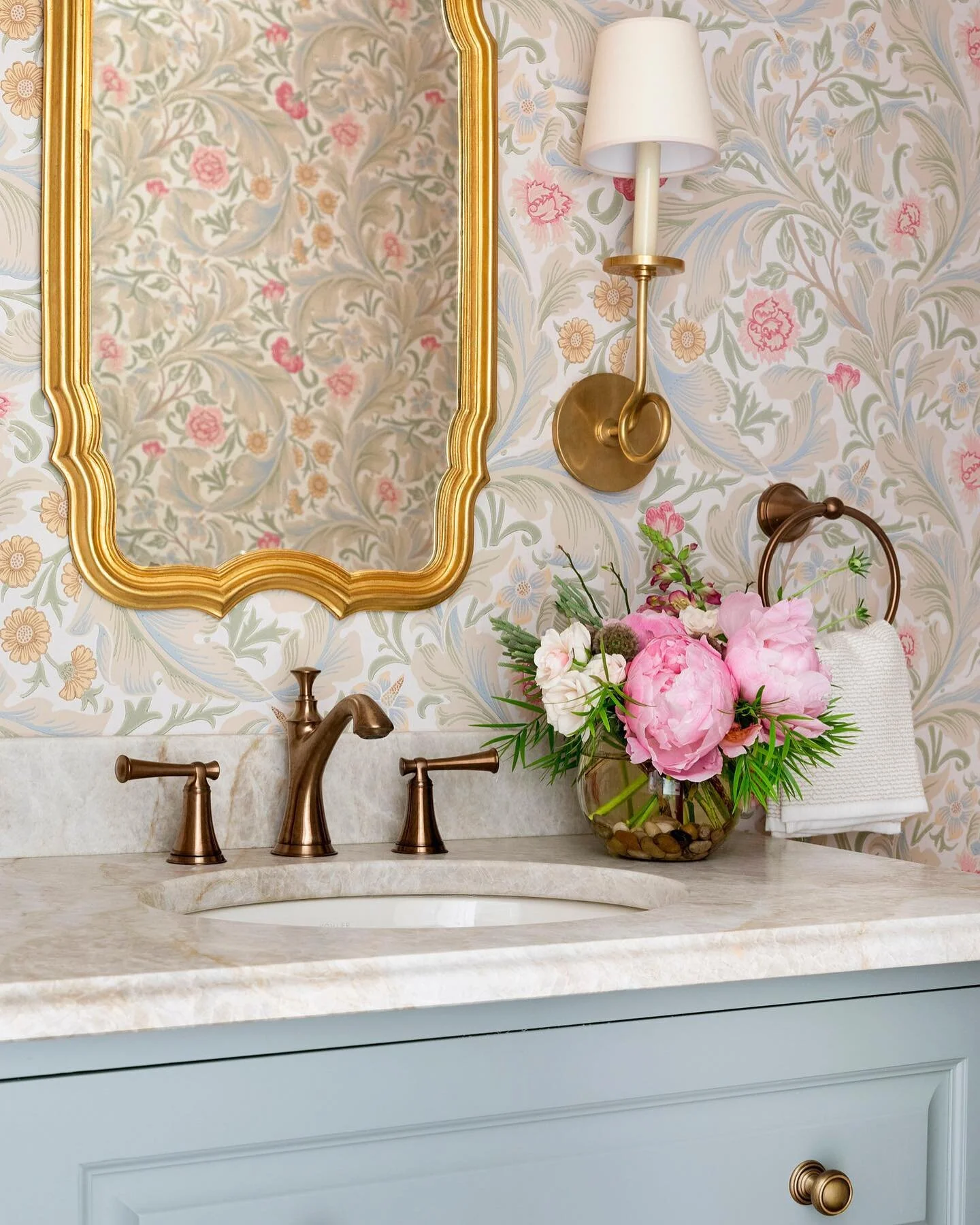 We're getting a jumpstart on Spring with this floral wallpaper. Are you coming with us?

GC - House Dressing Company
photography - @spacecrafting_photography 

#rlhedinaelegance #powderroom #wallpaperdecor #floralwallpaper #mirrormirror #springiscomi