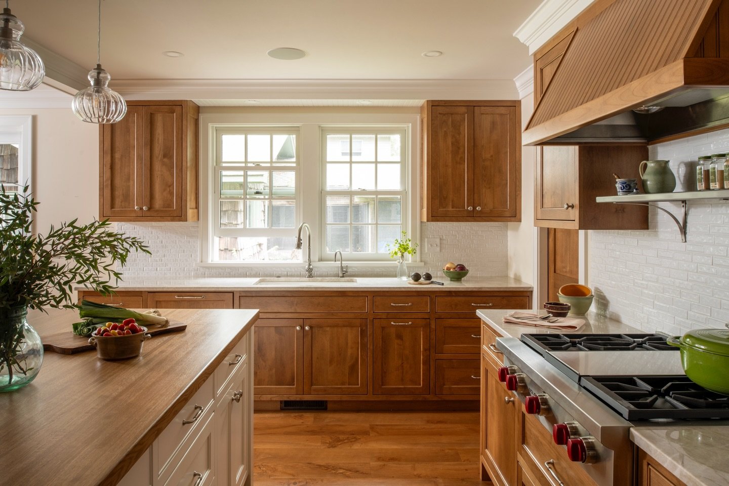 From all-day baking marathons to late-night conversations, we love a kitchen that feels welcoming at any hour. Join us this December as we share some of our favorite kitchen designs from RLH history. 
.
.
Architect - @rehkamplarsonarchitects
GC - Gre