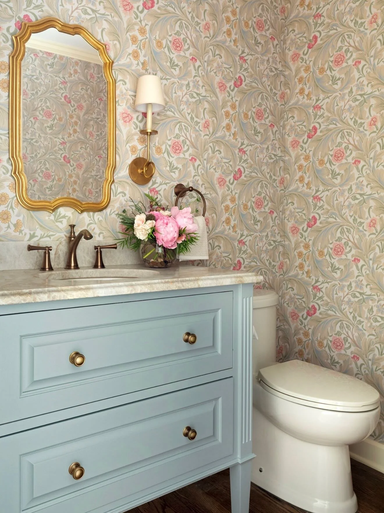 We&rsquo;re getting a jumpstart on Spring with this floral wallpaper. Are you coming with us?

GC - House Dressing Company

photography - @spacecrafting_photography 

#rlhedinaelegance #powderroom #wallpaperdecor #floralwallpaper #springiscoming flor