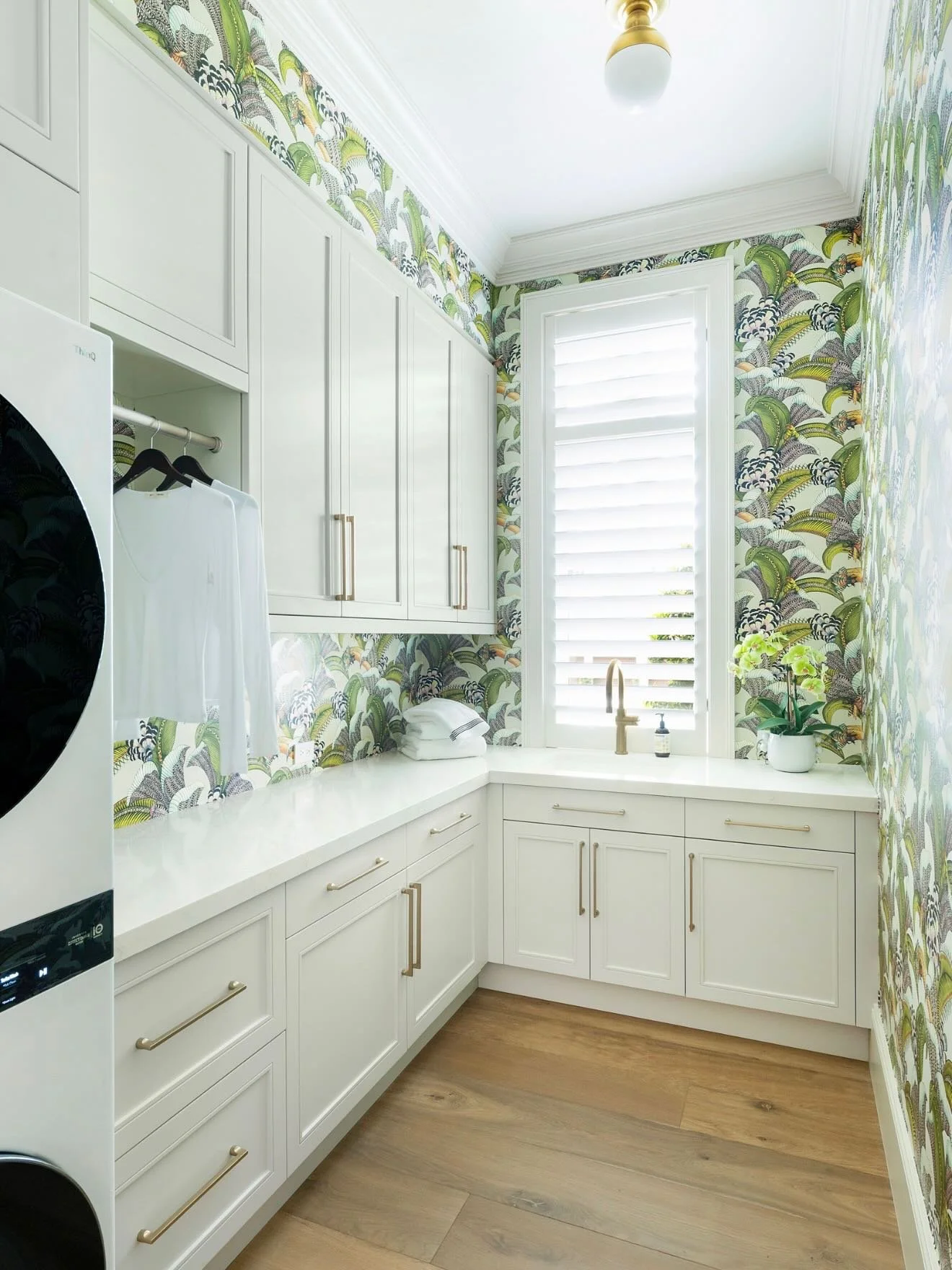 Designer wallpaper, custom cabinetry, and natural light come together to create a space that&rsquo;s as beautiful as it is functional. Because every corner of your home deserves a thoughtful design and timeless elegance. 💕

Architect: Kukk Architect