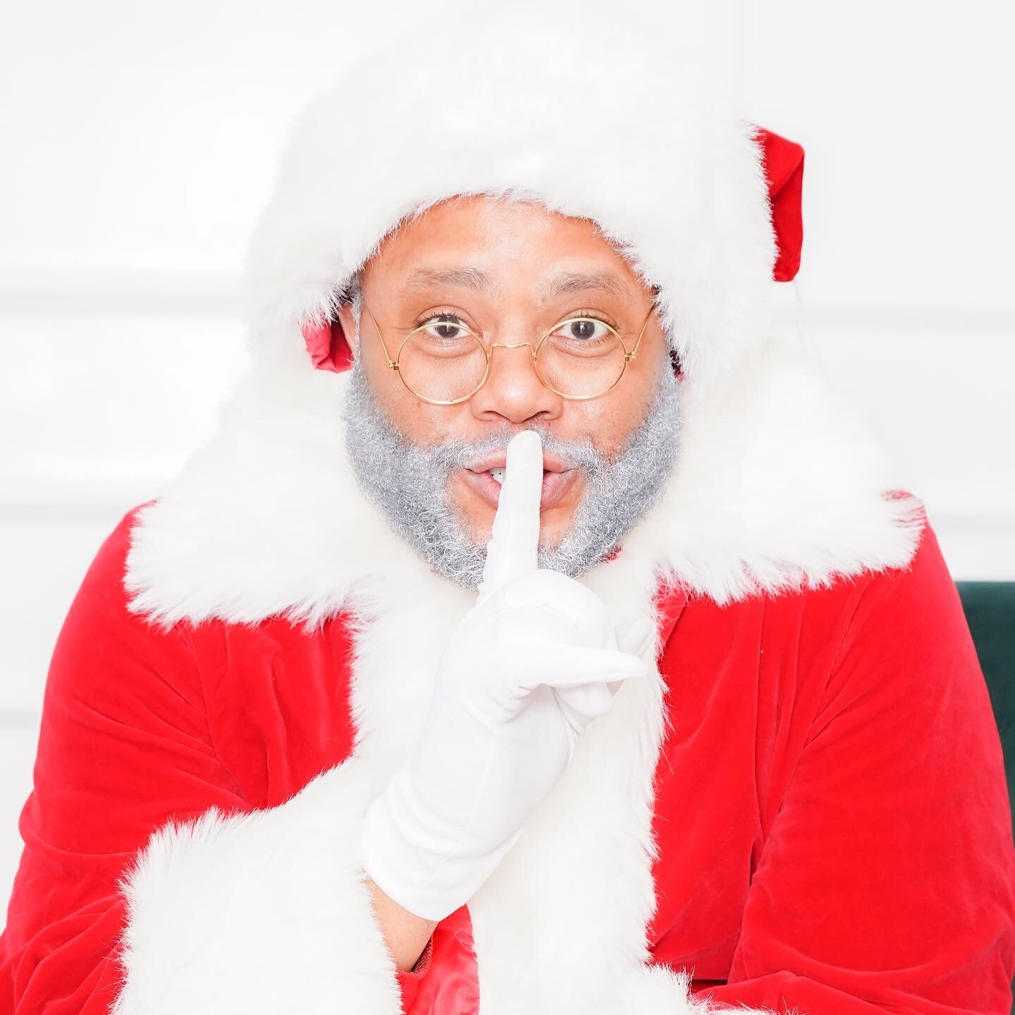 Whichever Santa fits your family better, we&rsquo;ve got you covered!🎅🏼💃🏼🎅🏾 Make sure to head to our website to check when each Santa will be at f/8 Studios, and to book your appointment. Spots are filling up fast and you don&rsquo;t want to mi