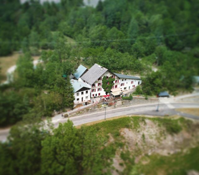 Birds eye view of the hotel! #cyclinglife #alpes #cycling #alpedhuez #dronephotography #drone