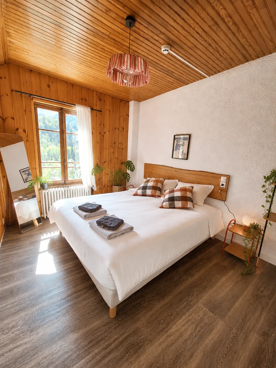 hotel-au-bon-accueil-chambre-bois-rustique-01.webp