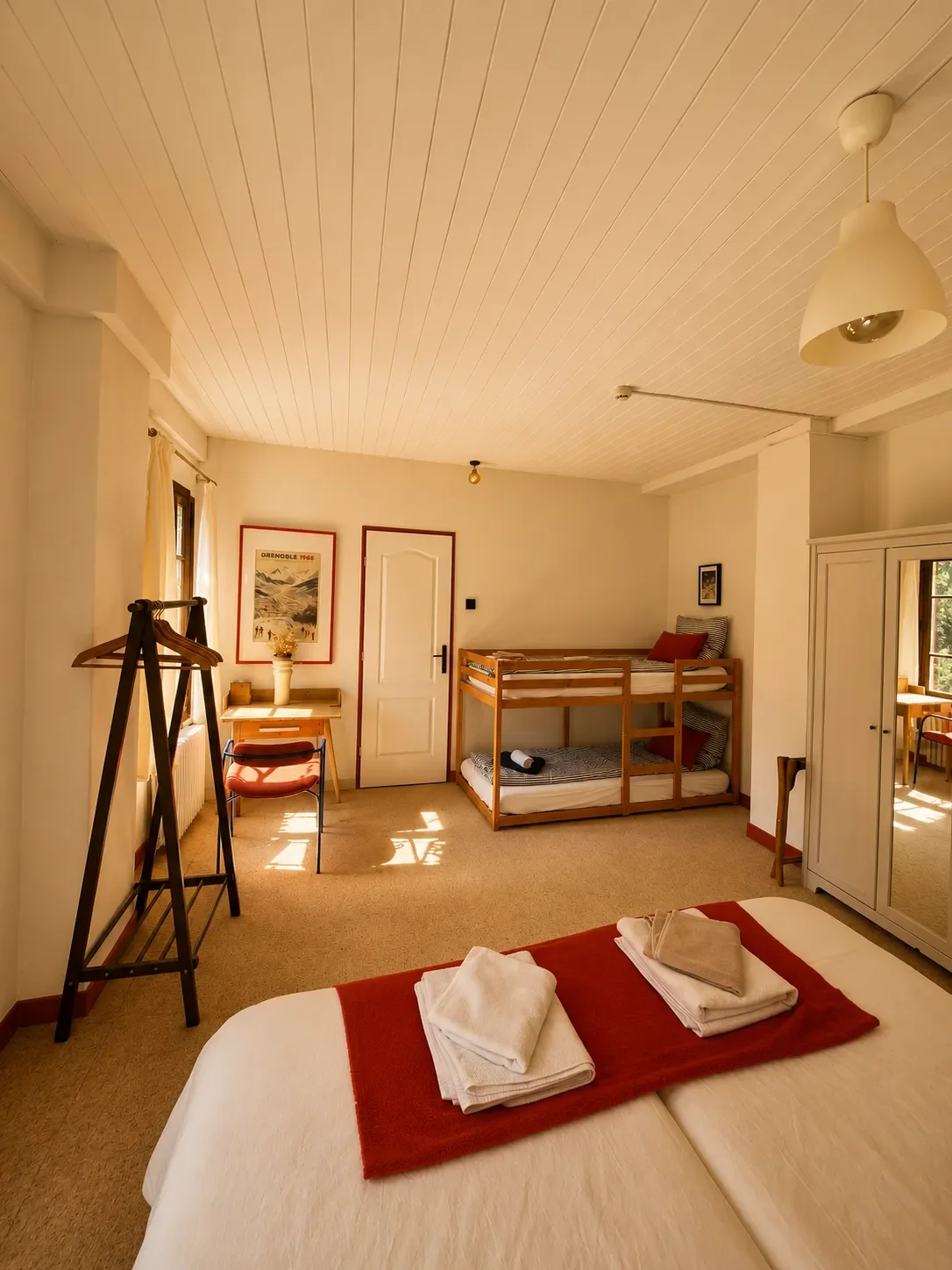 hotel-au-bon-accueil-chambre-familiale-01.webp