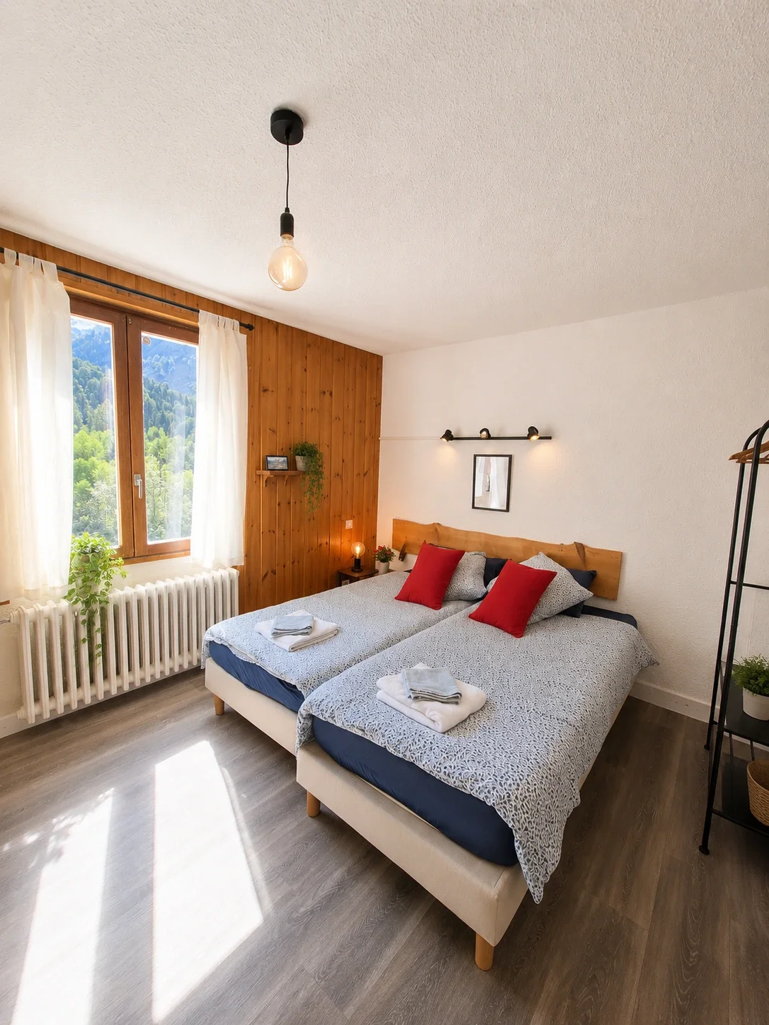 hotel-au-bon-accueil-jardin-guirlandes-soiree.webp
