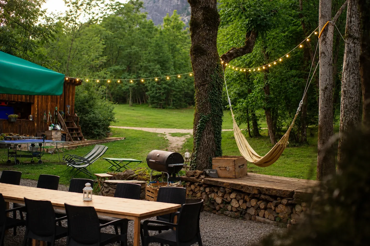 hotel-au-bon-accueil-terrasse-repas-montagnes.webp