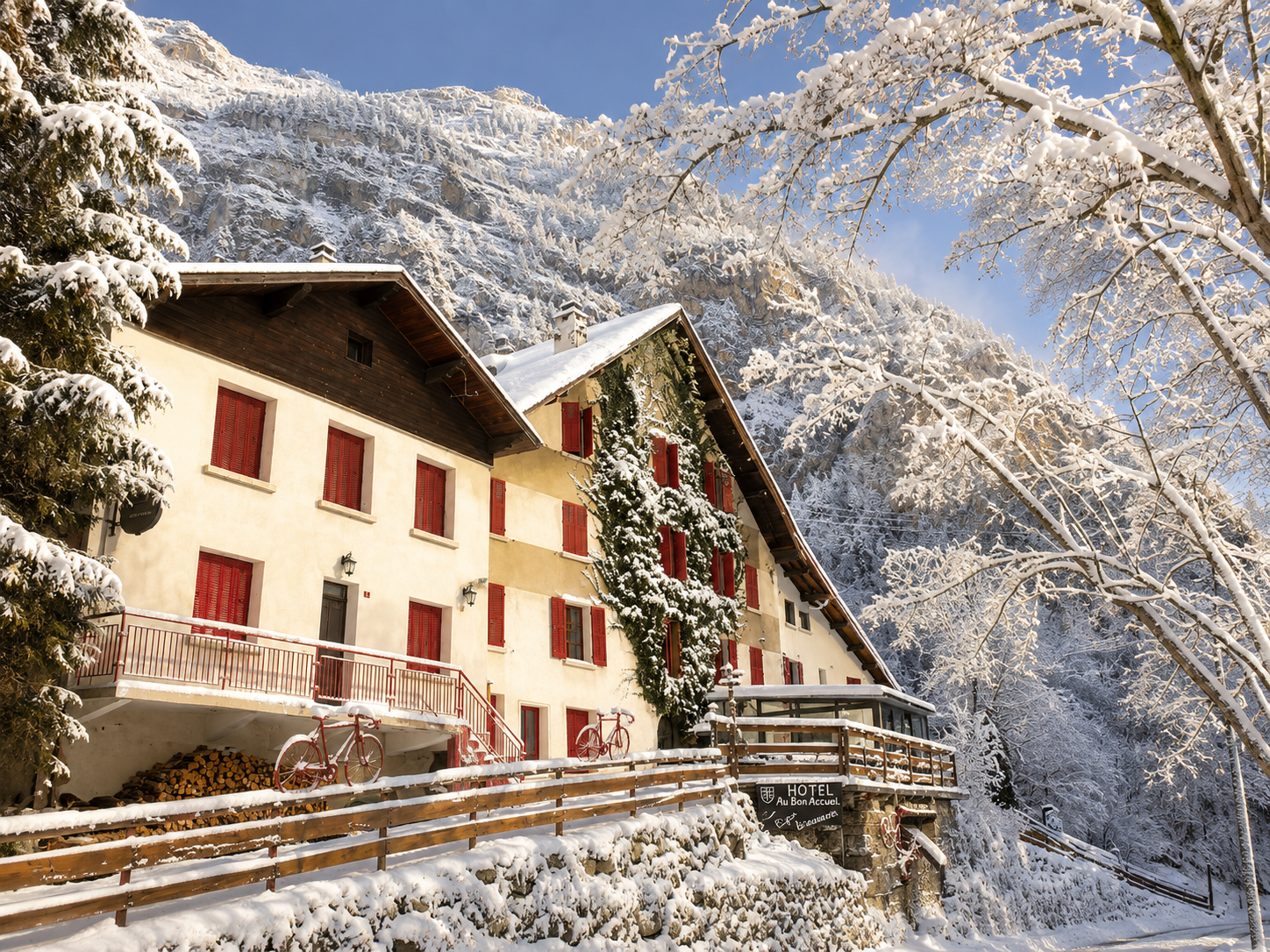 hotel-au-bon-accueil-veranda-salon-vue-montagnes.webp