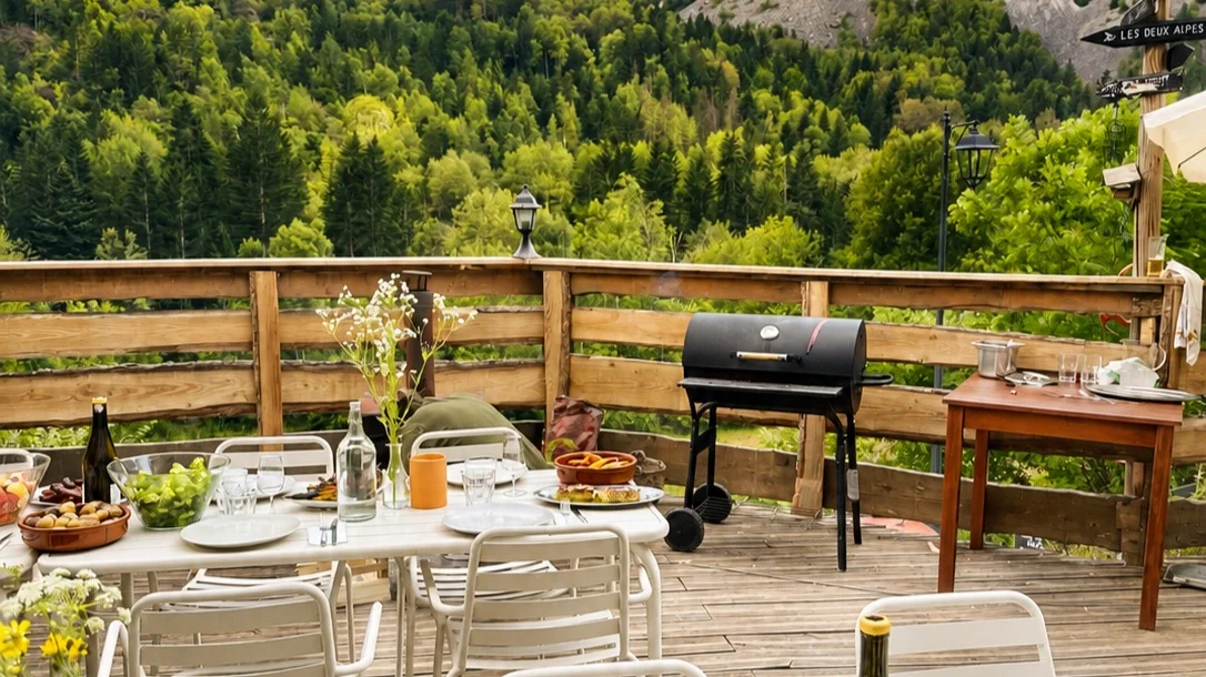 hotel-au-bon-accueil-terrasse-hiver-neige.webp