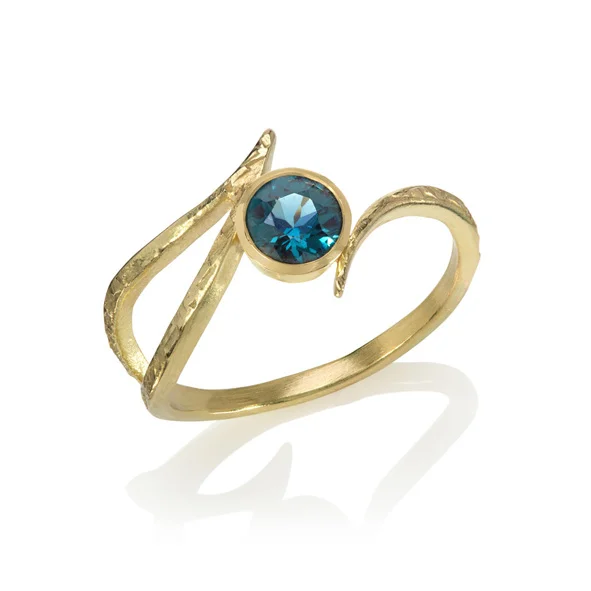 18ct yellow gold & a blue spinel ring