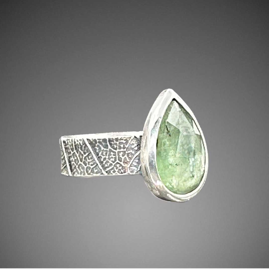 pear green kyanite on  leaf texture band.png