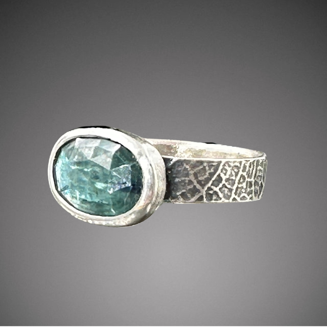 green kyanite on  leaf texture band.png