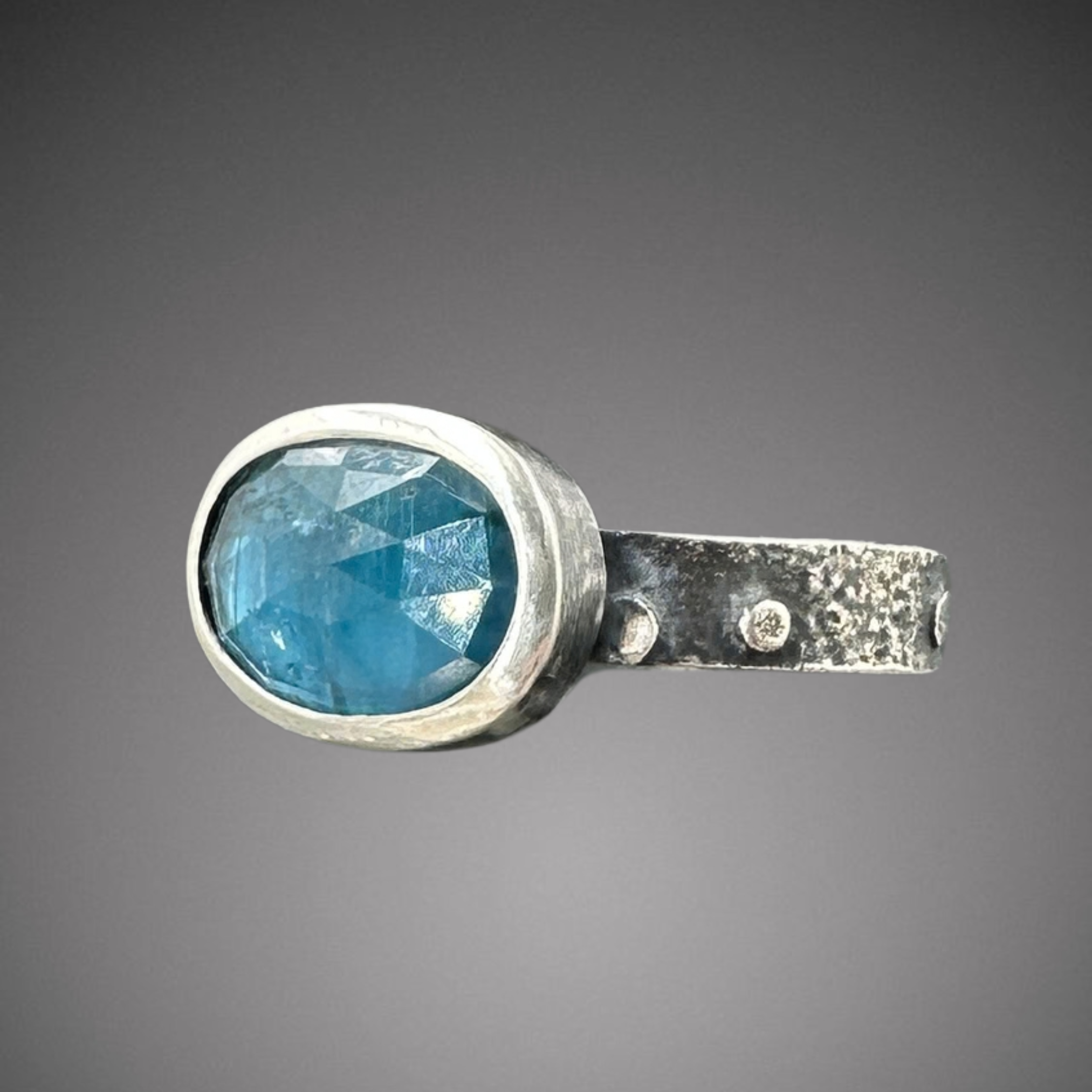 ew kyanite on pebble band side .png