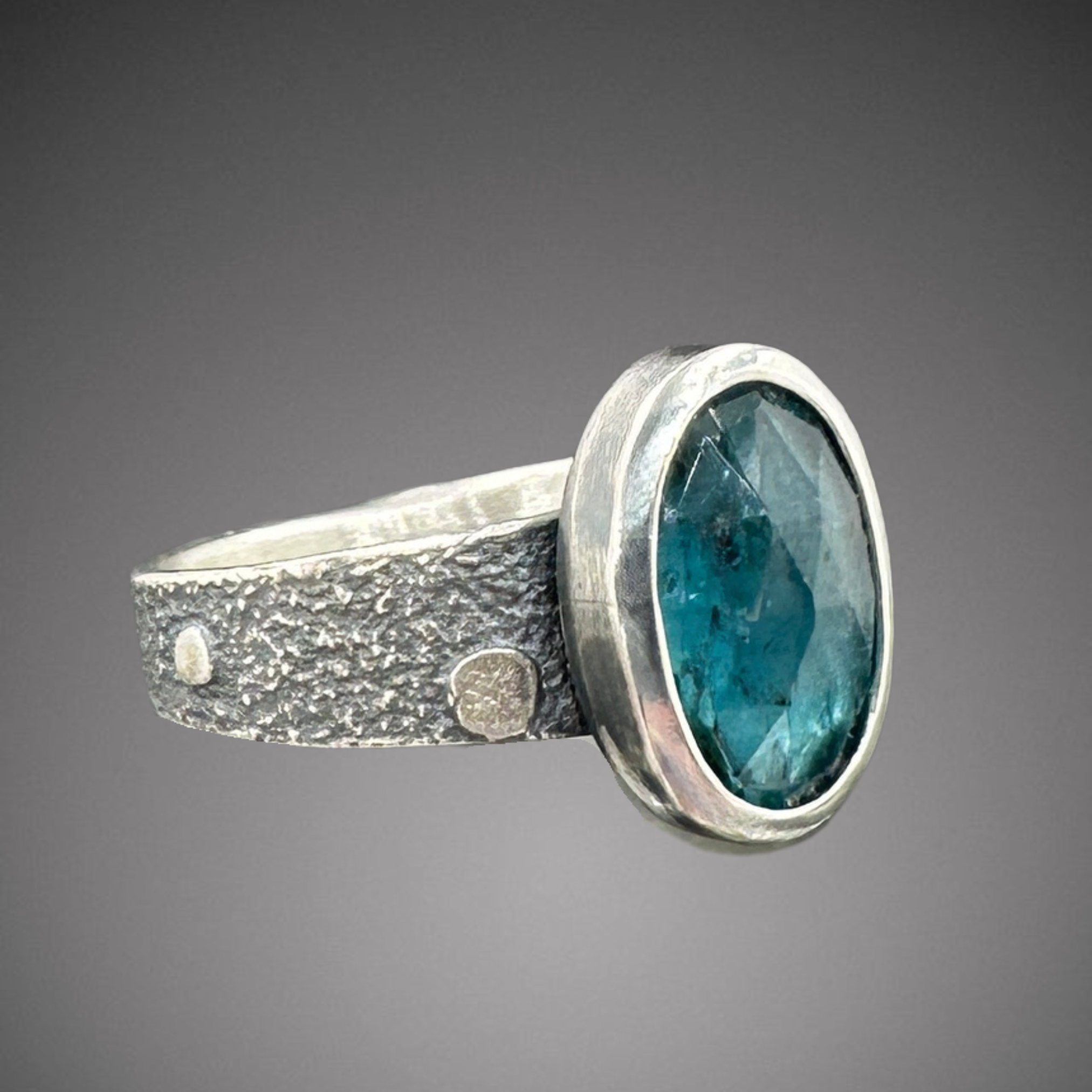 kyanite tapered pebble band side .png