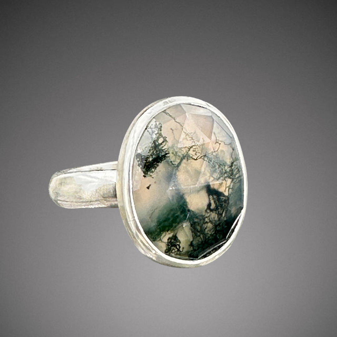 Oval Moss Agate on smooth band