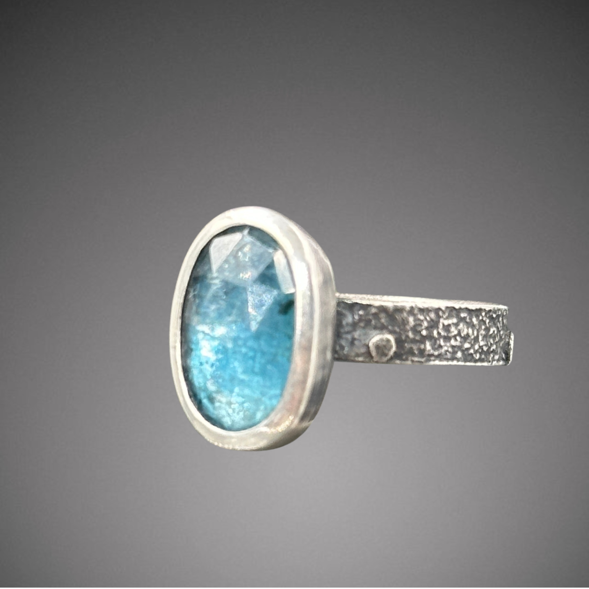 blue kyanite on pebble band (sz 7).png