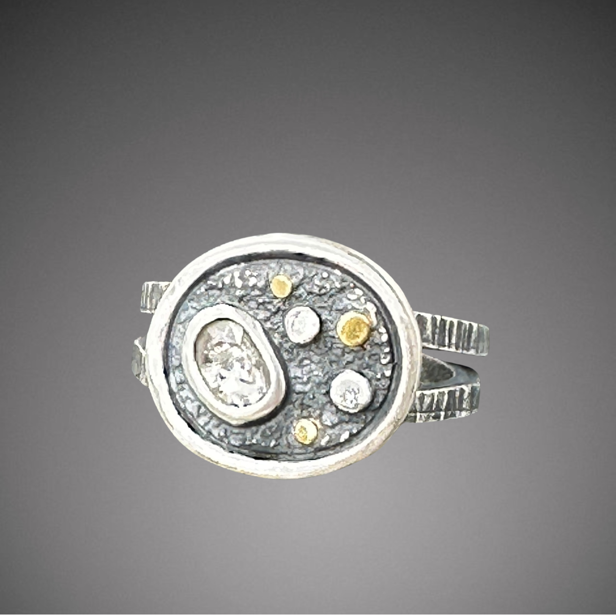 oasis ring with gray sapphire.png