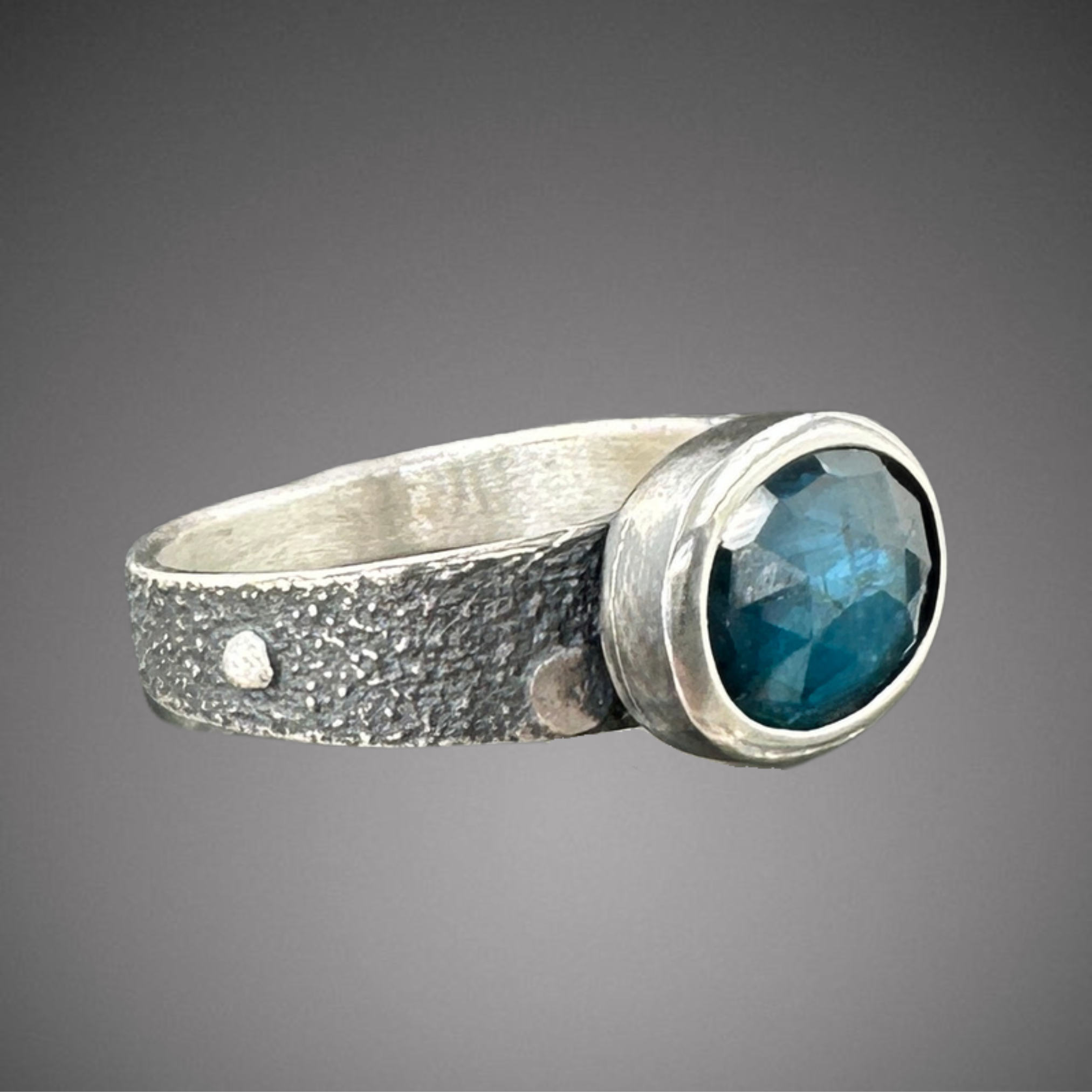 kyanite tapered pebble band side (1).png
