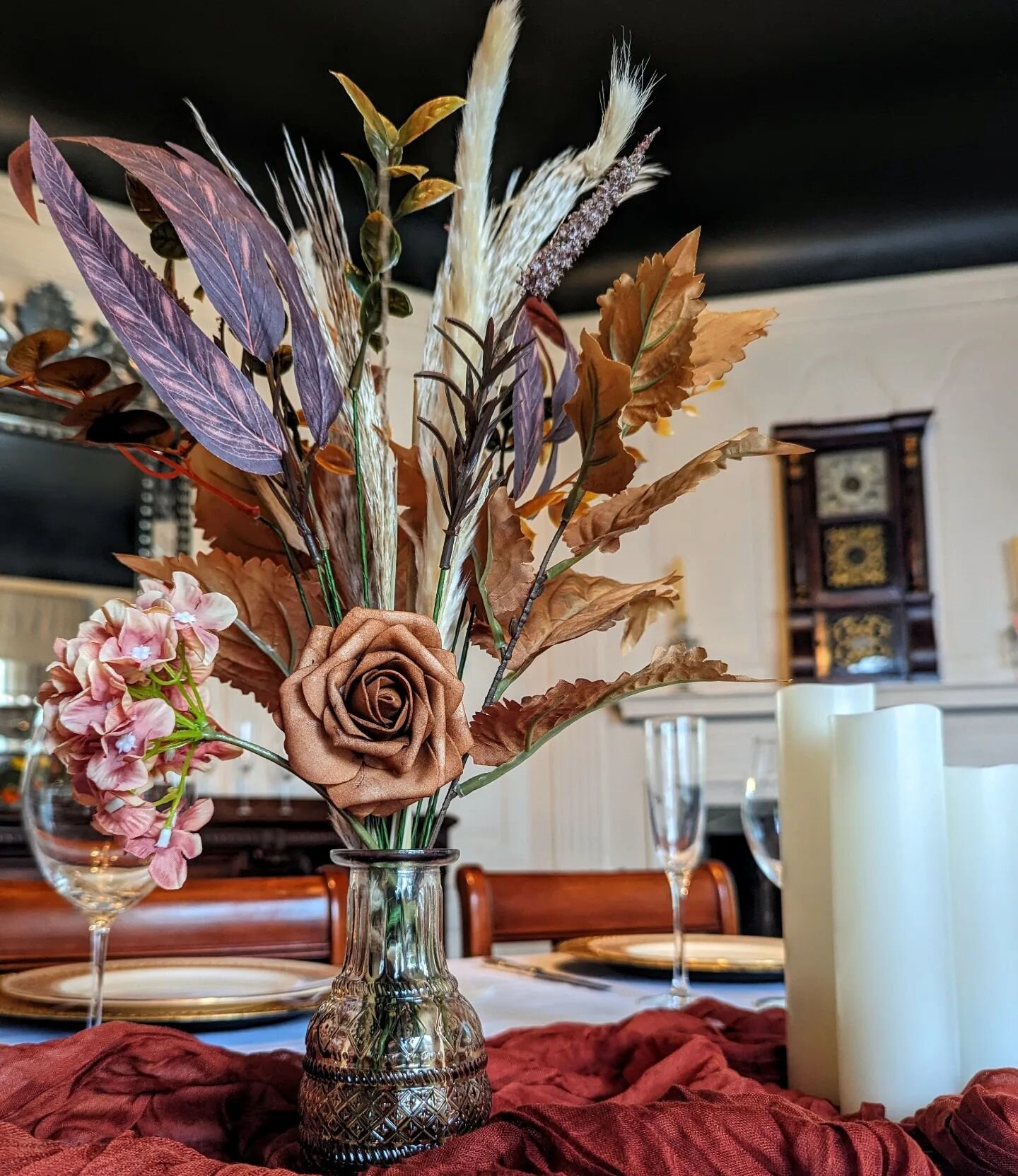 Who doesn't love a fall table? This beauty (courtesy of @jessicadangelo) is giving major beauty and the beast vibes and we love it! 
.
.
.
#fall #bachelorette #dinner #diningroom #custommenu