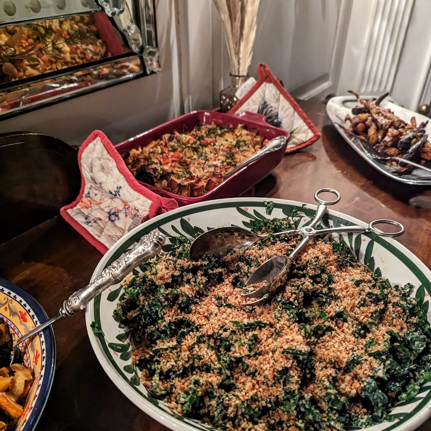 #Vegan feast but make it fall. Loved cooking for an amazing group of women at last weekends #bachelorette. Swipe for menu!
.
.
.
#dinnerparty #familystyle #specialevents #custommenu