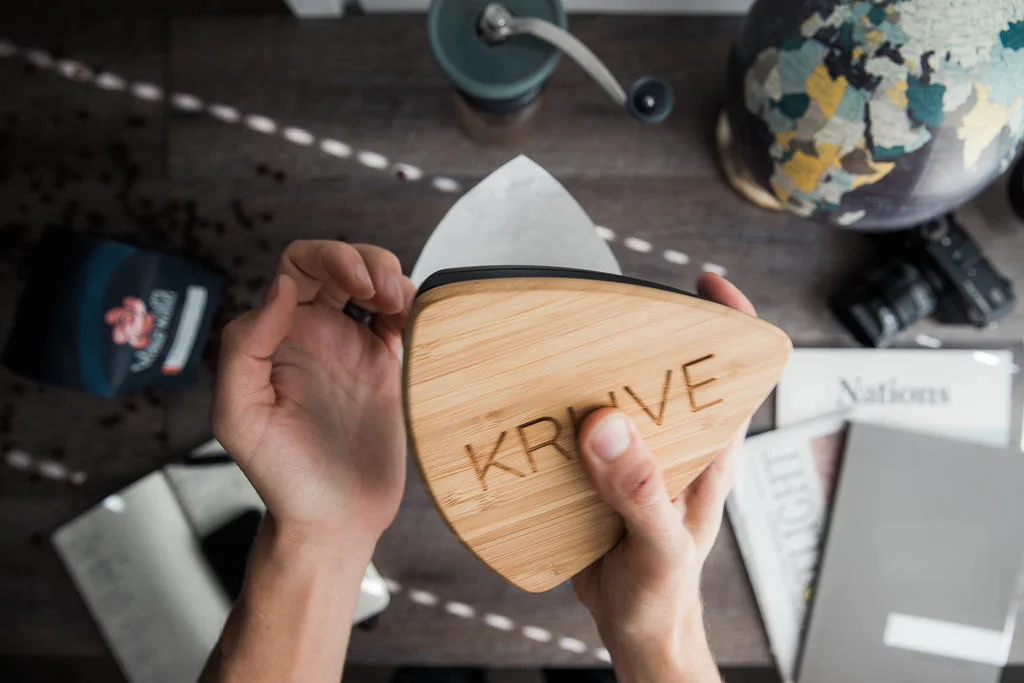 Sifting ground coffee with Kruve sieve for sifted Chemex