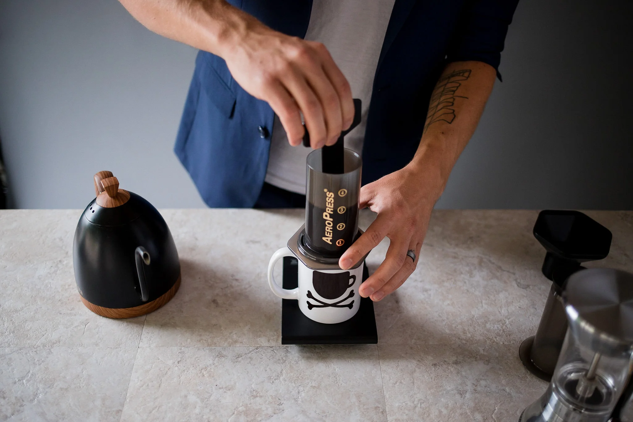 Stir the Aeropress coffee to agitate