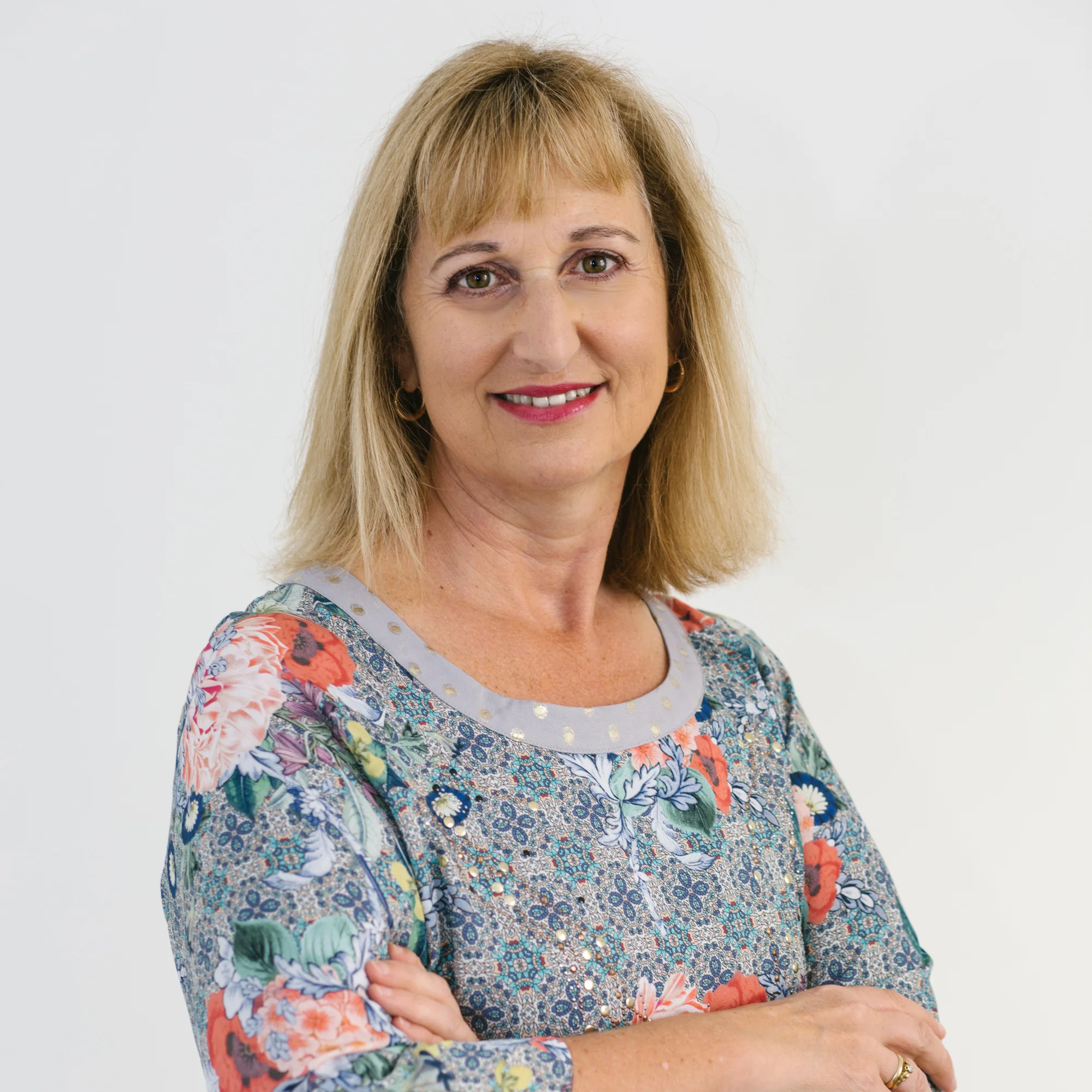 Jo Bozinoff Office Manager Jo joined Peter in May 2000 after having worked in various Executive Assistant roles. At Bozinoff Mortgages Jo ensures the business and back office functions are running smoothly. She manages the systems required to organise your mortgage. Phone: 04 934 1832 Mobile: 027 467 1877 Email: jo@bml.net.nz