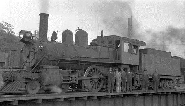 CL&N #17 resting on a turntable while the crew poses for a photograph