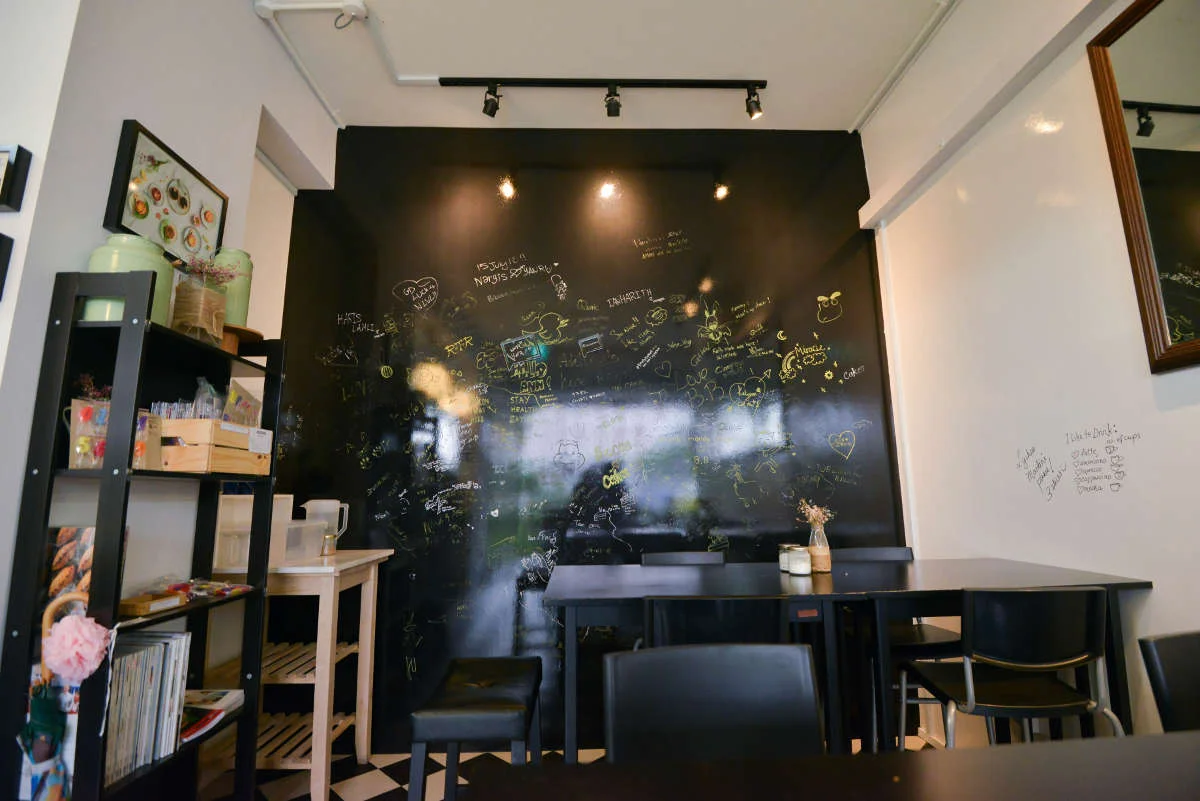 Bloomsbury Bakers - With dry erase IdeaPaint Pro-White and Clear wall finishes, its customers create their own chill at this cafe.