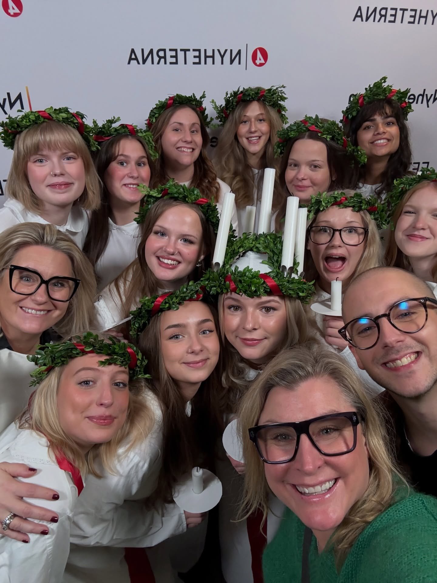 Men hall&aring;, hur sjukt att jag har f&aring;tt ansvara f&ouml;r Lucia p&aring; @tv4 ??! 
Glad Lucia och ett megastort tack till alla underbara elever! ✨ 

TACK
@aakervinda f&ouml;r arret p&aring; Staffansvisan!
@ulrika.rosen f&ouml;r att vi fick l