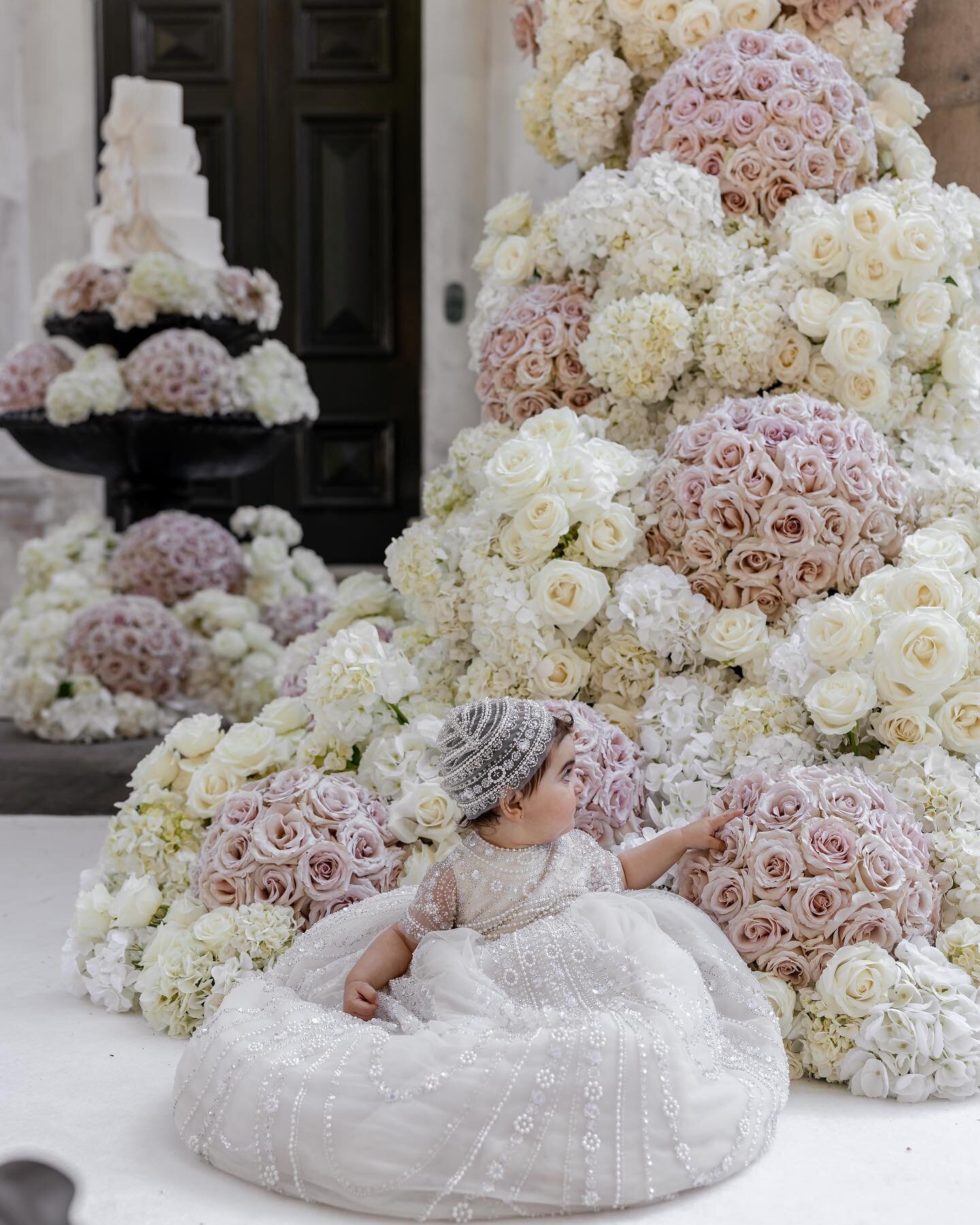 Picture perfect 🤩

Planning &amp; Styling @dianekhouryweddingsandeventsd | christening gown @jatoncouture | photography @georgejohnphotography | venue @swiftsmansion | florals @johnemmanuelfloralevents | chandeliers @starlightchandeliers | custom bu